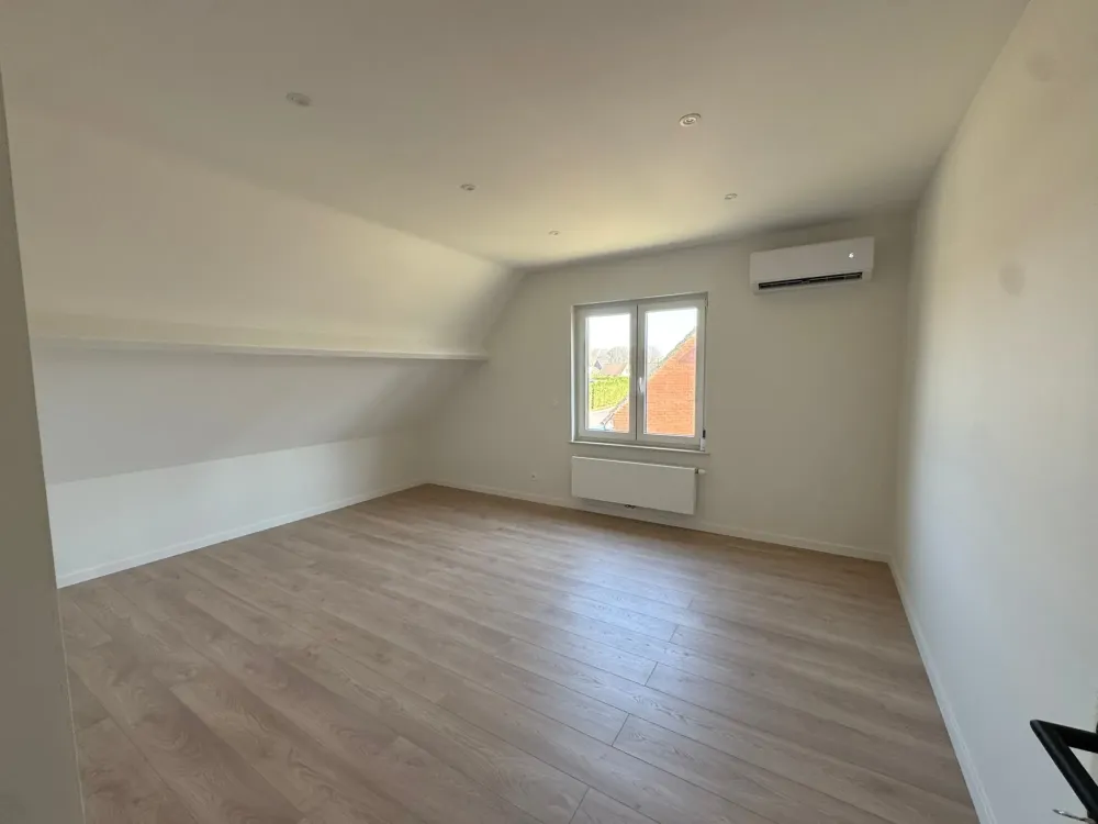 Pièce rénovée avec climatisation au mur